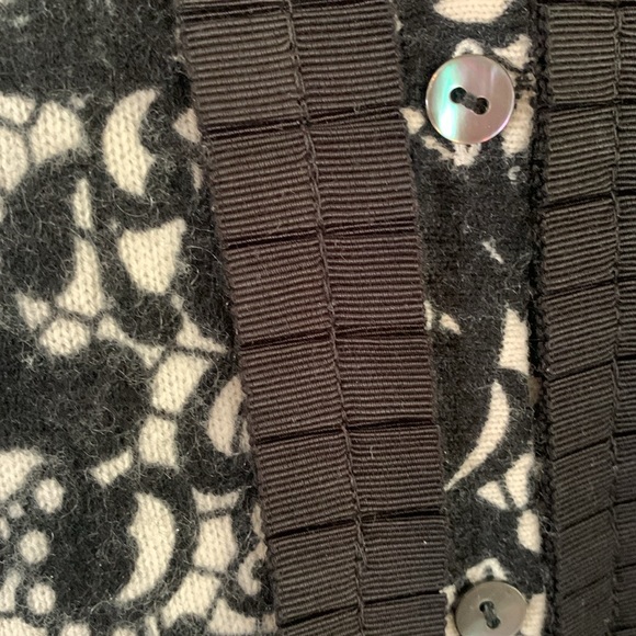 Sutton Cashmere black and ivory pattern cashmere cardigan with pleated ribbon - Picture 3 of 7